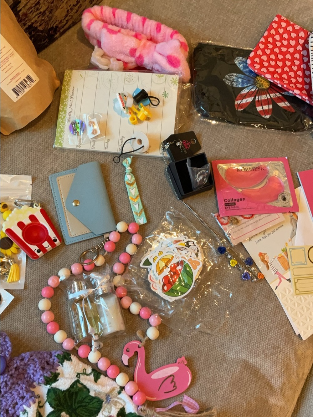 Miscellaneous Box Unbranded - crossbody bags, kitchen towels, key chains, etc - Picture 5 of 6